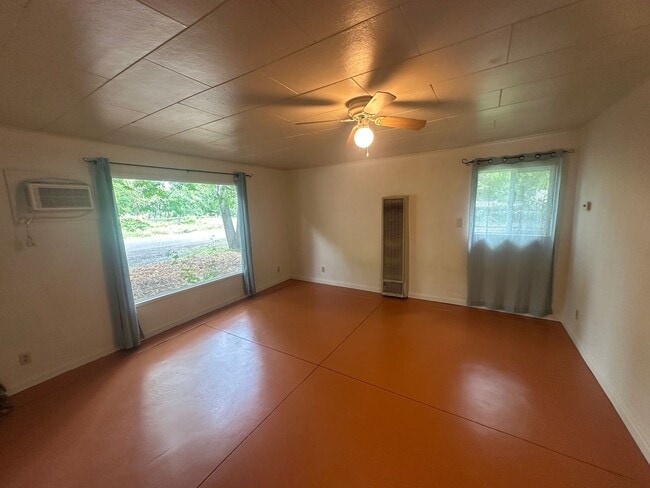 Building Photo - 2050 Laburnum Ave