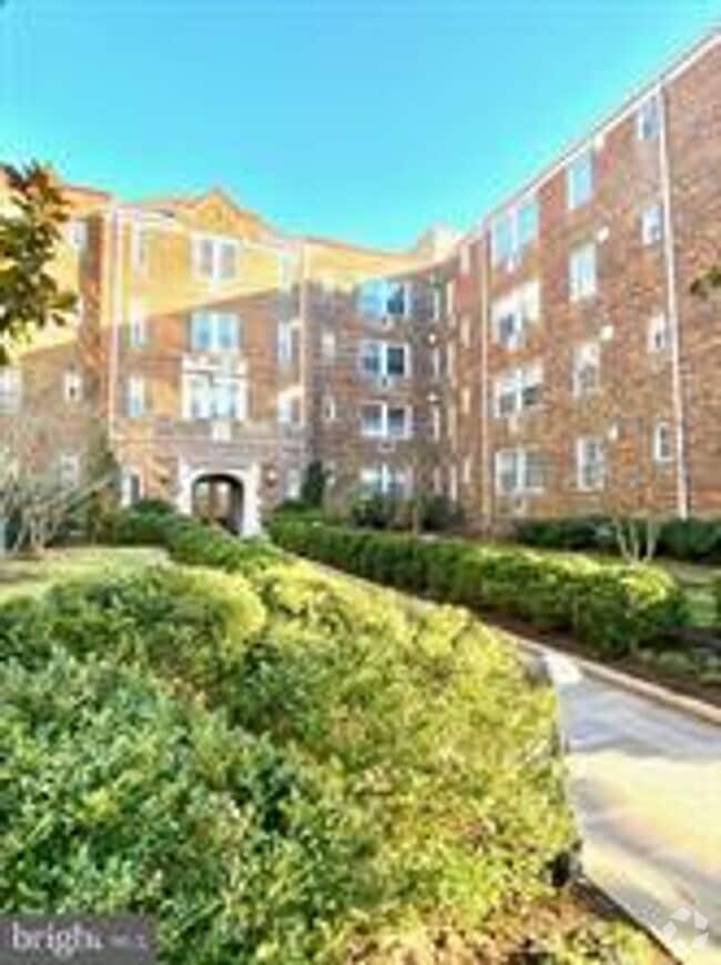 Building Photo - Lovely Studio Apartment In Historic Buildi...
