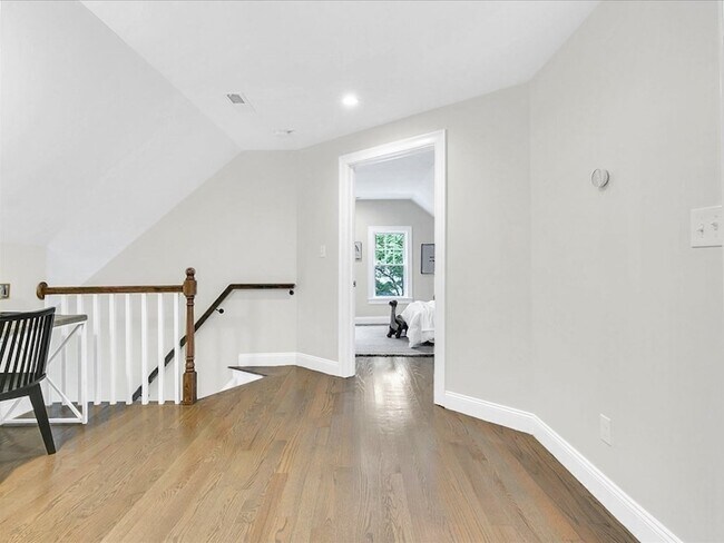 Building Photo - 18 Laurel St