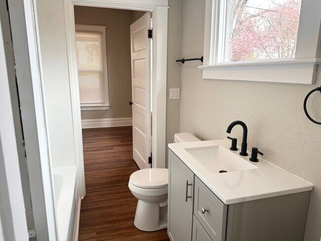 Building Photo - 3 Bedroom 2 Bath Forest Grove OR