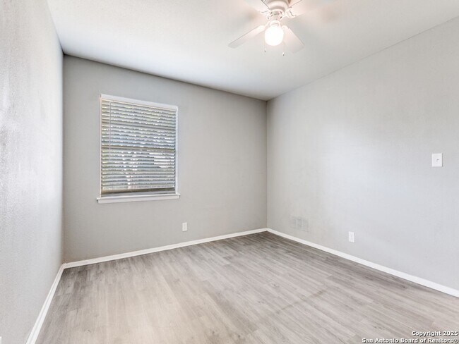 Building Photo - Charming Home Awaits: Spacious & Modern Living in a Prime Location