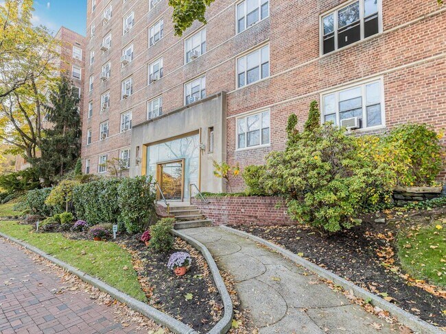 Building Photo - 5601 Riverdale Ave