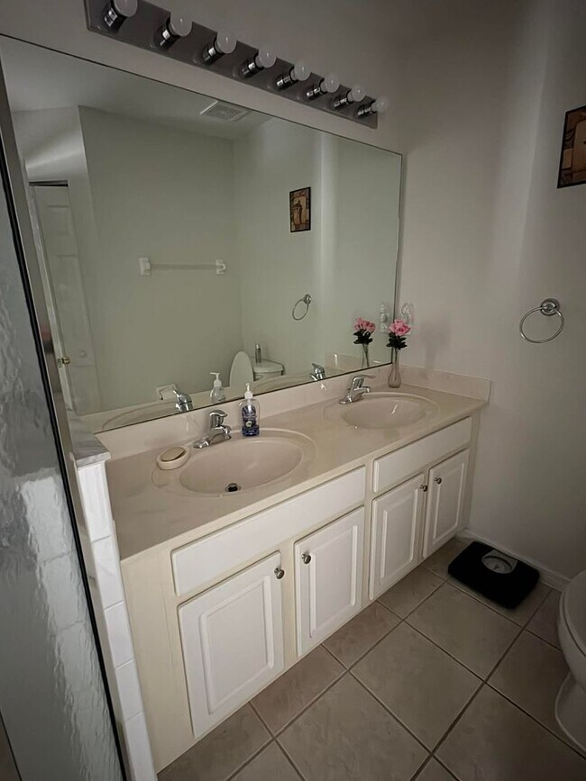 Building Photo - 2/2.5 Townhome in Fort Myers for Rent