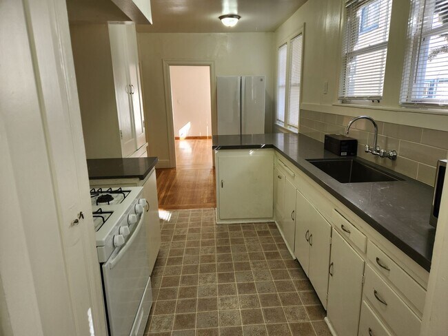 Building Photo - Private Bedroom Near UC Berkeley Campus