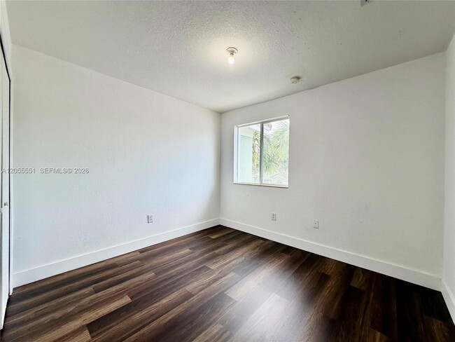 Building Photo - 1475 SE 24th Ct