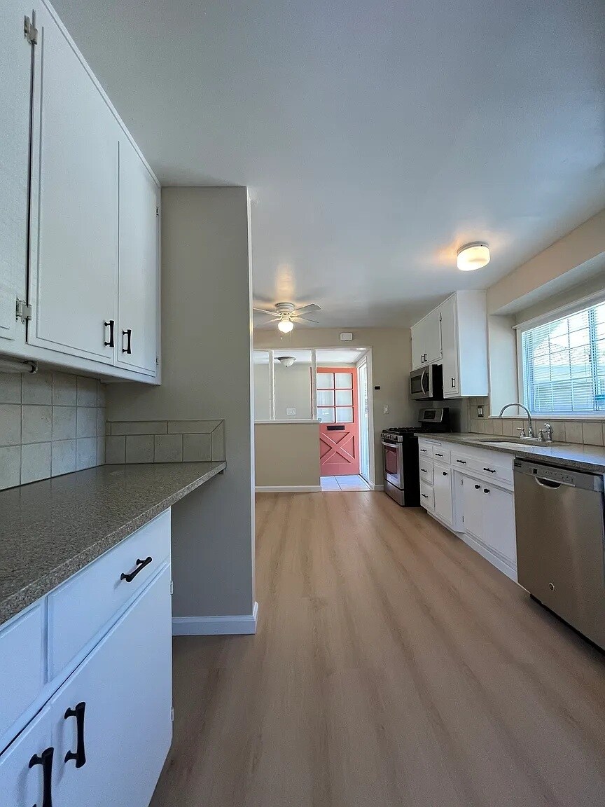 Building Photo - 5564 Yale Dr