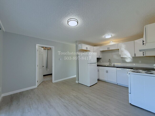 Building Photo - Bright East Portland 3 Bed Apartment Home with Two-Level Layout and Assigned Parking