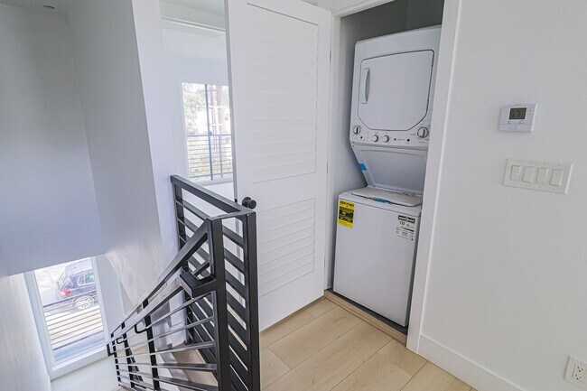 Building Photo - Modern 4 Bed / 3 Bath Townhome with Privat...