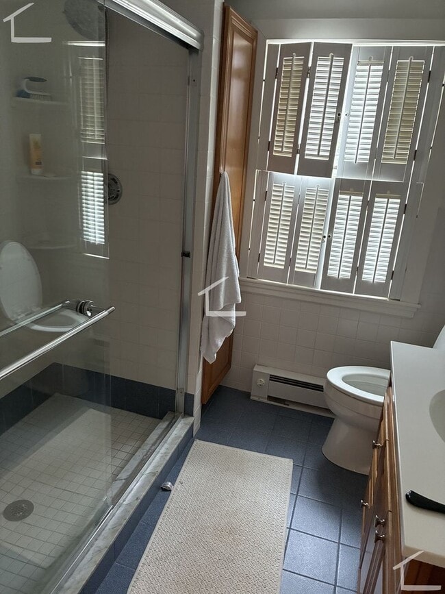 Building Photo - Large single family in Newton