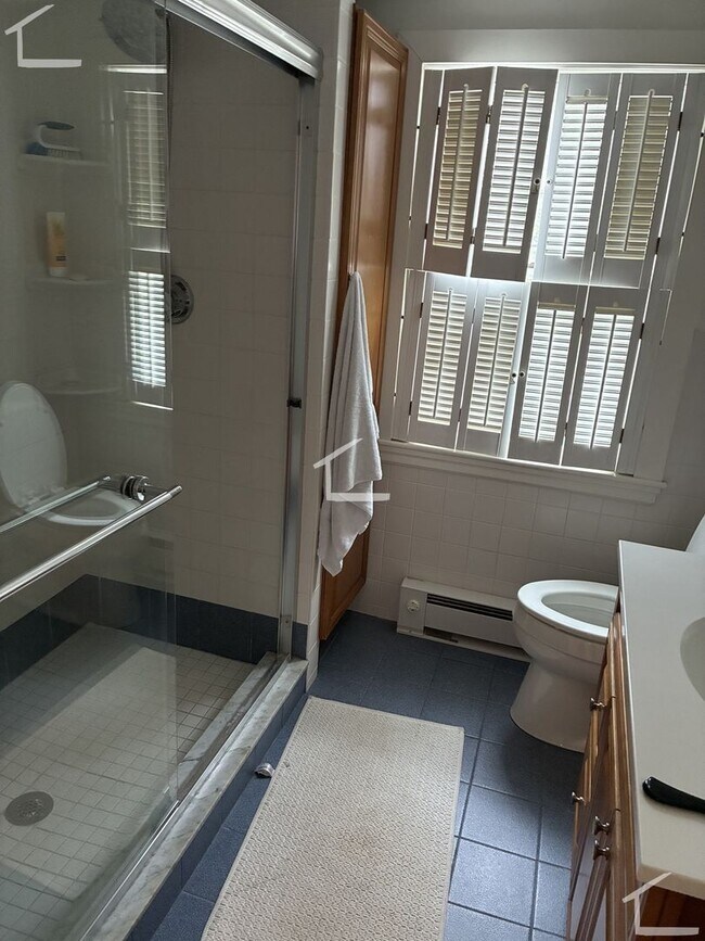 Building Photo - Rent a House in Newton 4bed/2.5 Bath - Parking included!