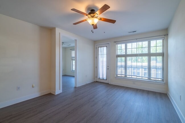 Building Photo - Wonderful 2bd/2bth uptown condo! lots of space in a beautiful building