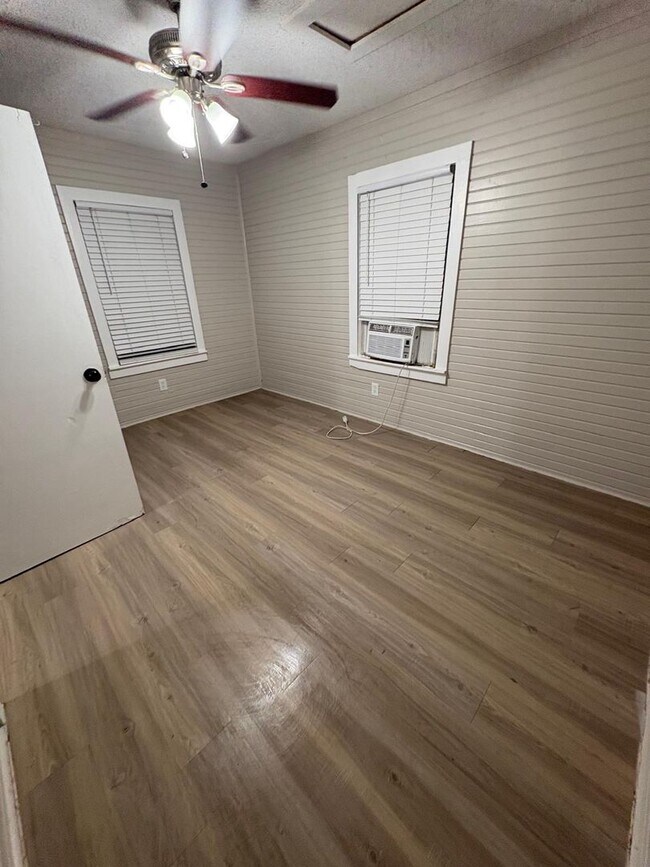 Building Photo - 3604 N Terry St