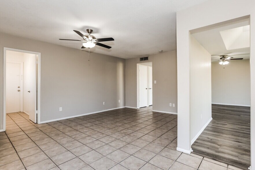 Building Photo - 2300 E Chicago St