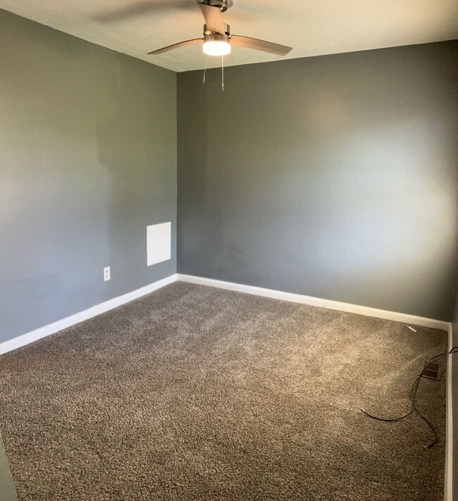 Building Photo - COMING SOON: Attractive Townhouse! 4 BR, 2...