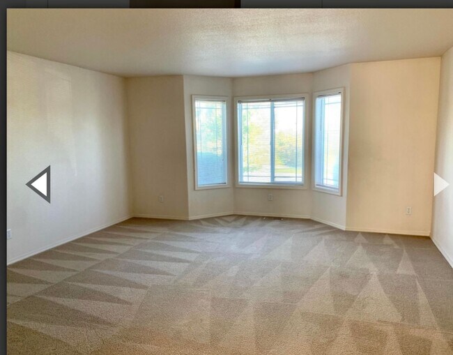 Building Photo - 2 Bedroom, 2.5 bath townhome in West Pasco with Bonus Office space