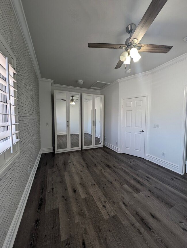 Building Photo - BEAUTIFUL EXECUTIVE STYLE home w/ entertai...