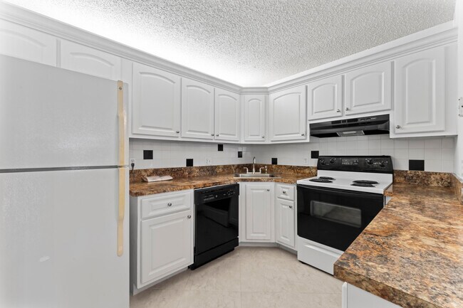 Building Photo - 142 Lake Pine Cir