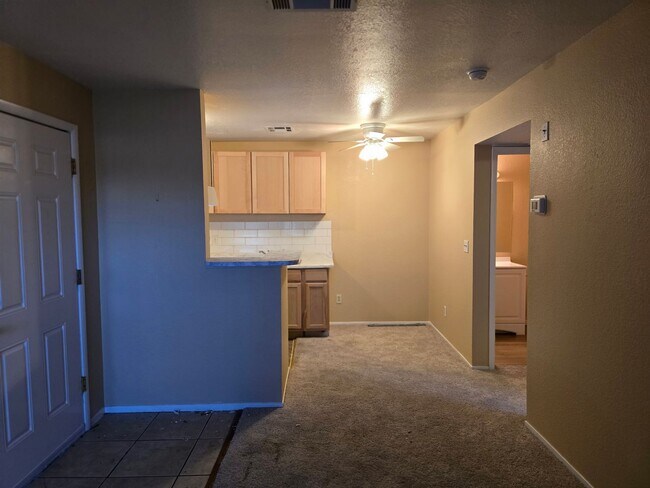 Building Photo - Centrally located downstairs unit