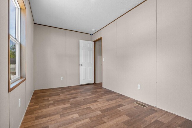 Building Photo - 600 Ermine Rd