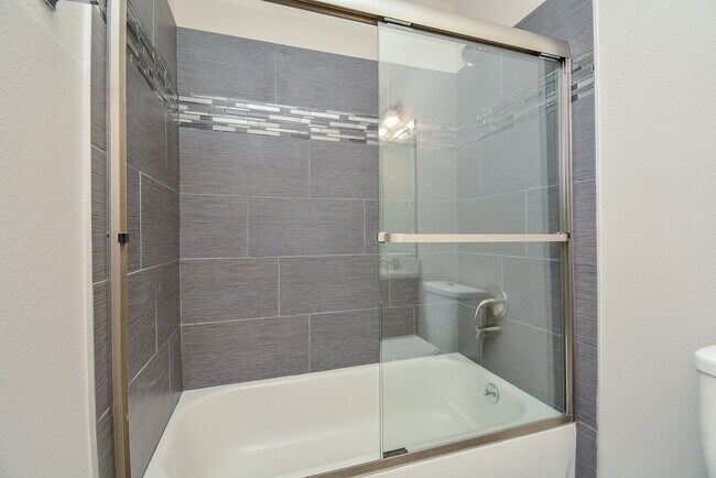 Building Photo - 16021 Summerville Lake Dr