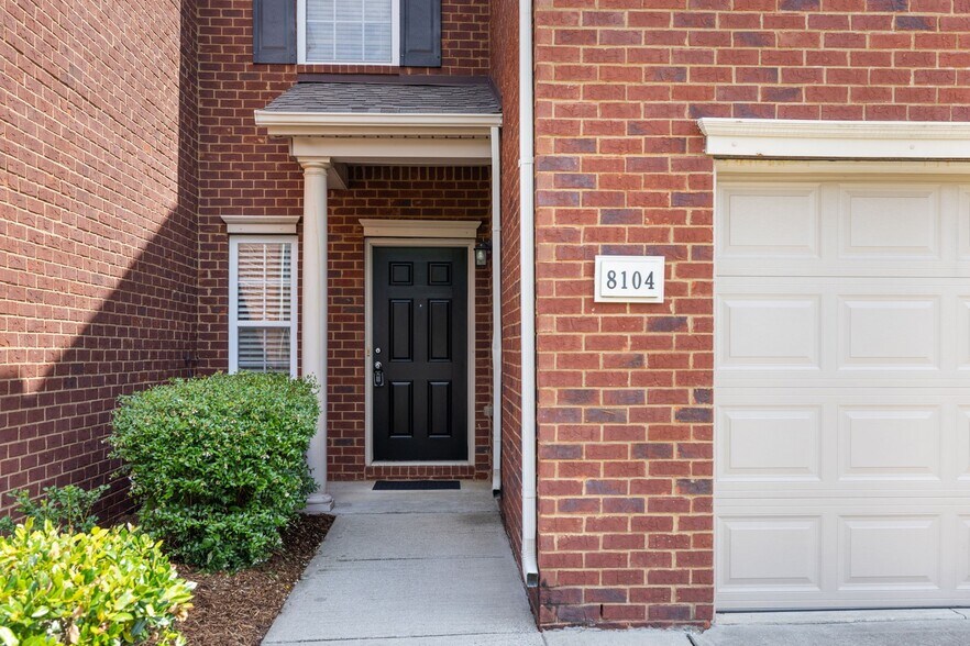 Building Photo - 8104 Valley Oak Dr