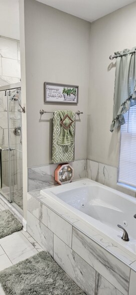 Building Photo - 206 New Iris Ln