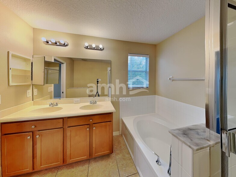 Building Photo - 15422 Peach Stone Pl