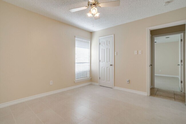 Building Photo - Great Move In Ready 3 Bedroom, 2 Bath Home Located in Northridge- Irving ISD- 75038