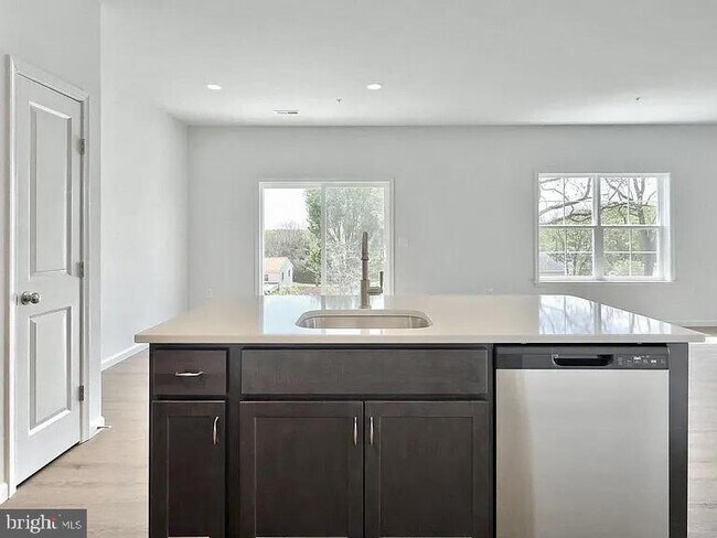 Building Photo - 7847 Oakbrook Dr