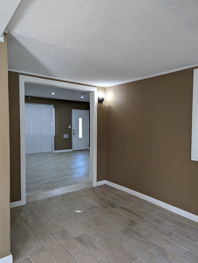 Building Photo - 2 br + bonus living area, in a quiet neighborhood near the 10 fwy