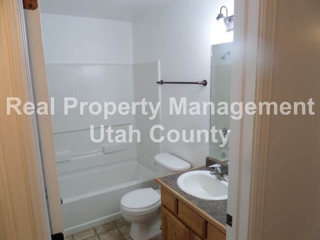 Building Photo - Darling Condo available