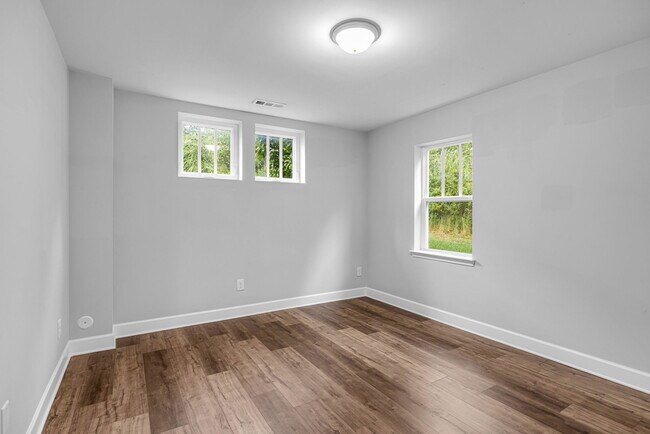 Building Photo - 300 Kara Ln