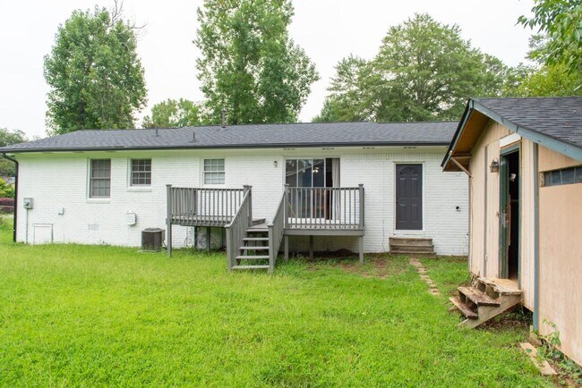 Building Photo - 6205 Fieldcrest Dr