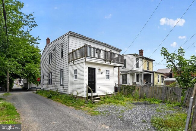 Building Photo - 365 N Prune St