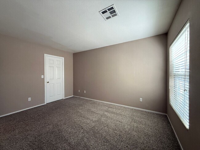 Building Photo - Beautiful 3-bedroom townhome in a desirable gated Green Valley community!