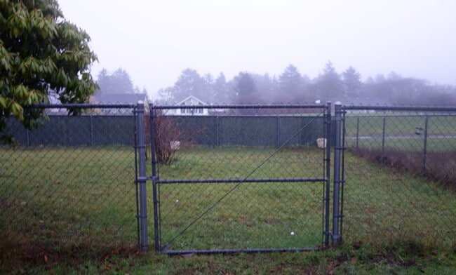 Building Photo - 2 Story 2 Bedroom 1 3/4 Bath Chalet Style on the Golf Course