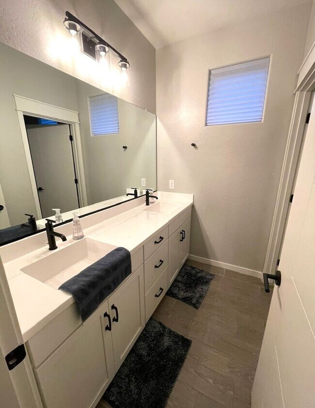 Building Photo - 4 bed 2.5 bath townhouse in The Crossings