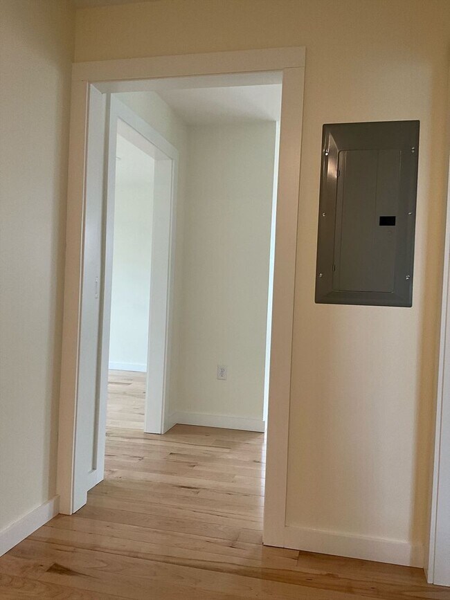 Building Photo - 90 Elm St