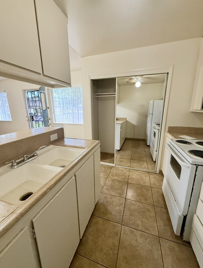 Building Photo - 4479 La Cresta Way