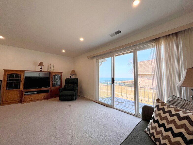 Building Photo - 3622 Lakeshore Dr