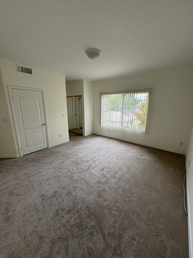 Building Photo - 5242 Vesper Ave