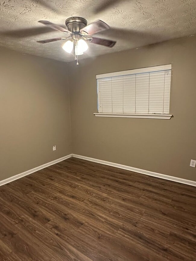 Building Photo - Three bedroom home in 30506!