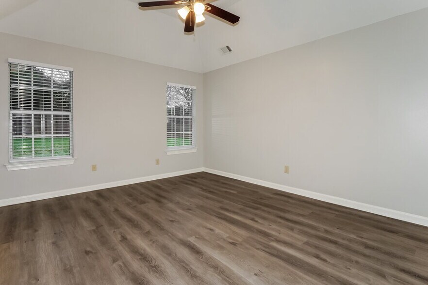 Building Photo - 3158 Clubview Cove N