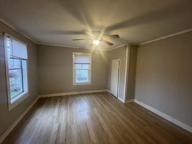 Building Photo - 109 N Spring St