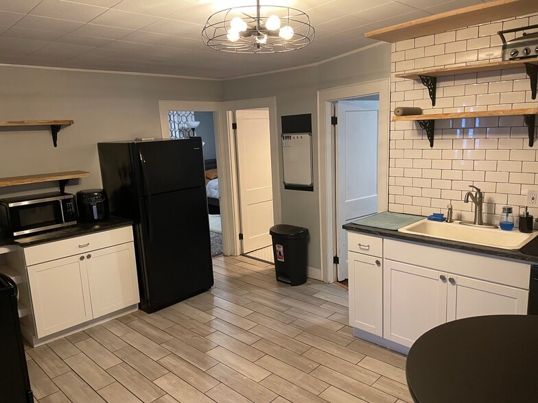 Building Photo - 20 Crescent St