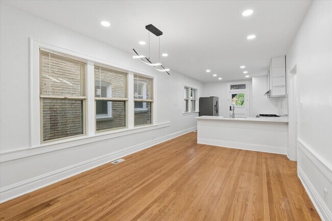 Building Photo - 5412 N Kimball Ave