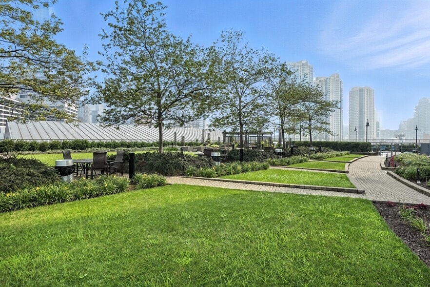 Building Photo - 530 N Kingsbury St