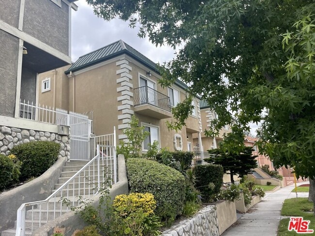 Primary Photo - 2223 Montrose Ave