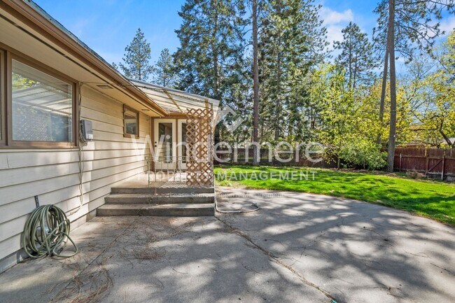 Building Photo - Fantastic Updated South Hill Rancher 3 Bedroom 2 Bath with Hardwood throughout