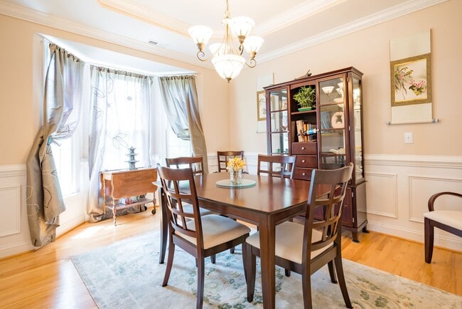 Building Photo - Gorgeous and Spacious 4 Bedroom home, Golf Course Views, Premium Finishes, Pet Friendly!